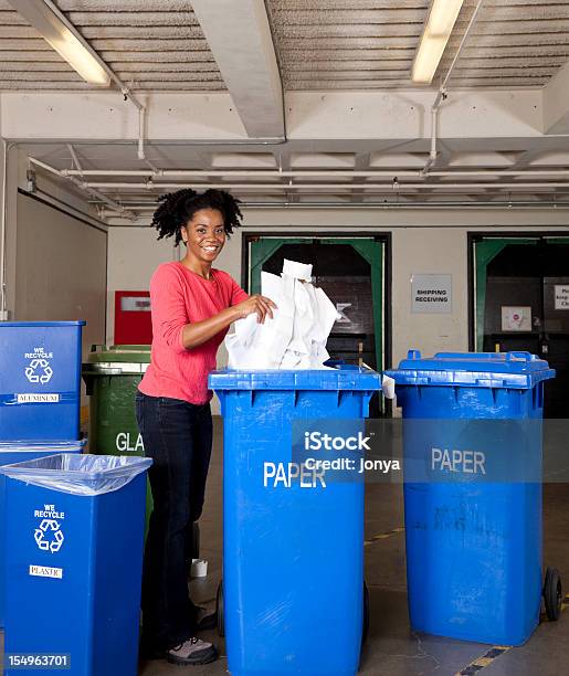 Feliz Reciclaje Foto de stock y más banco de imágenes de Papel - Papel, Papelera de reciclaje, Almacén