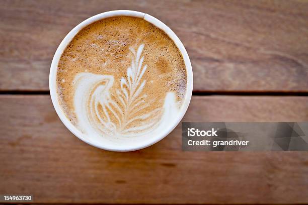 Foto de Latte Com Fundo De Madeira e mais fotos de stock de Café - Bebida - Café - Bebida, Comida para Viagem, Vista de Cima