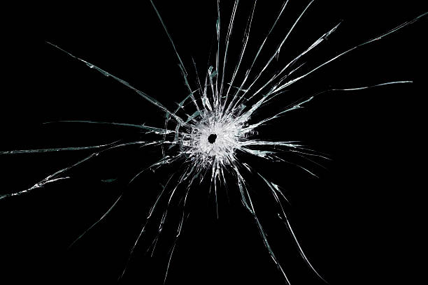 rotura de vidrio - breaking glass fotografías e imágenes de stock