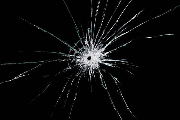 브로컨 유리컵 - bullet hole glass cracked hole 뉴스 사진 이미지