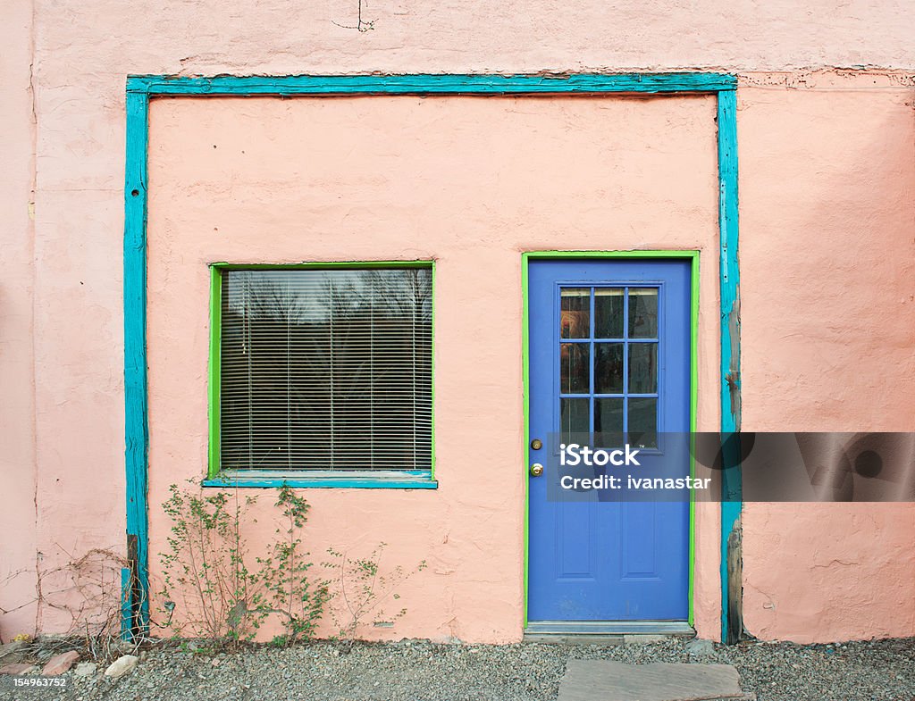 Porte e finestre nel vecchio adobe house - Foto stock royalty-free di Ingresso principale