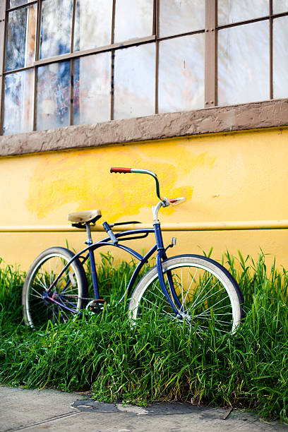 vintage rower - bicycle wall green single object zdjęcia i obrazy z banku zdjęć