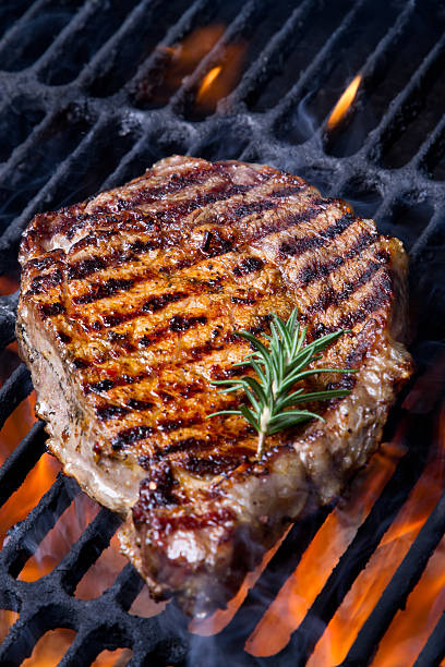 ribeye-steak auf dem grill - vom holzkohlengrill stock-fotos und bilder