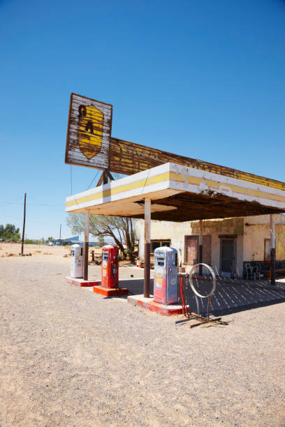 포기됨 가스 관측소 route 66, 사막 - route 66 paint peeling sign 뉴스 사진 이미지