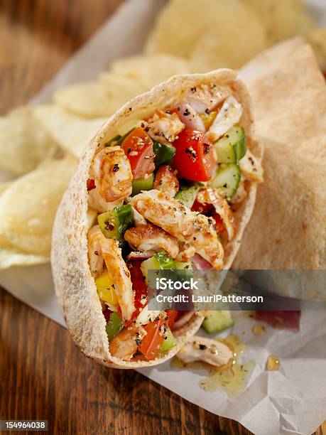 Photo libre de droit de Poches Pita De Poulet Grillé banque d'images et plus d'images libres de droit de Sandwich Wrap - Sandwich Wrap, Poulet - Viande blanche, En papier