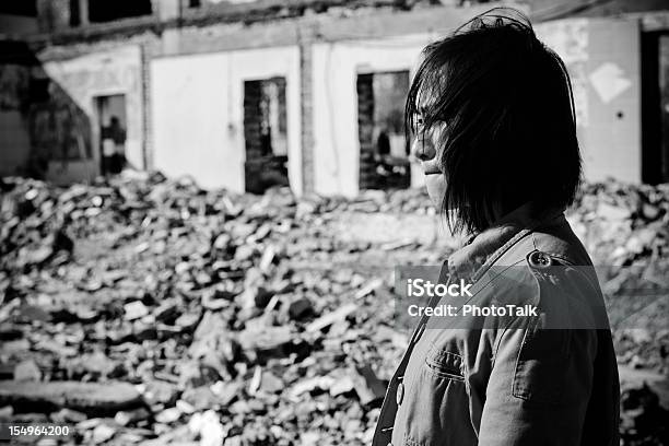 Бездомных Женщина Плачетбольшой X — стоковые фотографии и другие картинки Война - Война, Землетрясение, Женщины