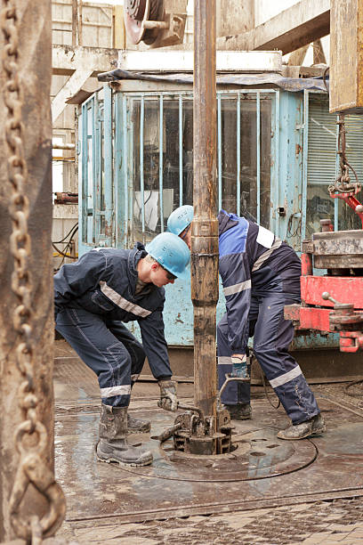 dois drillers-no trabalho - hydraulic platform hose oil industry industry - fotografias e filmes do acervo