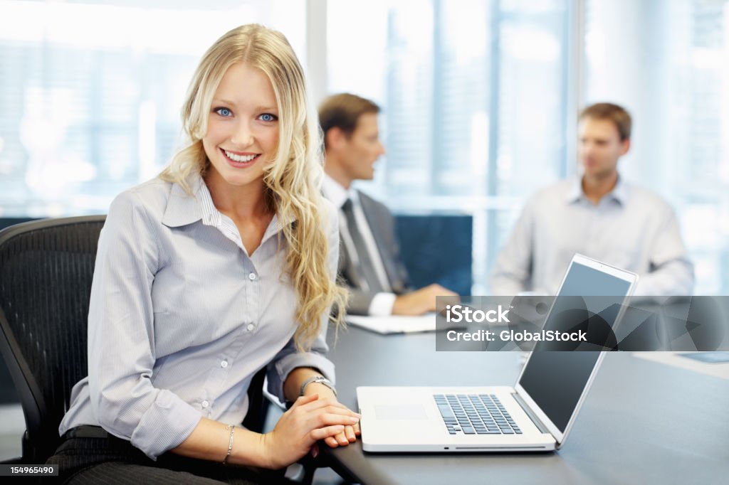 Atraente Mulher de negócios com os colegas na Sala de Conferência - Royalty-free Computador Portátil Foto de stock