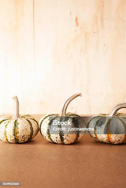 Three Little Gourds Foto de stock y más banco de imágenes de Madera - Material - Madera - Material, Agricultura, Alimento