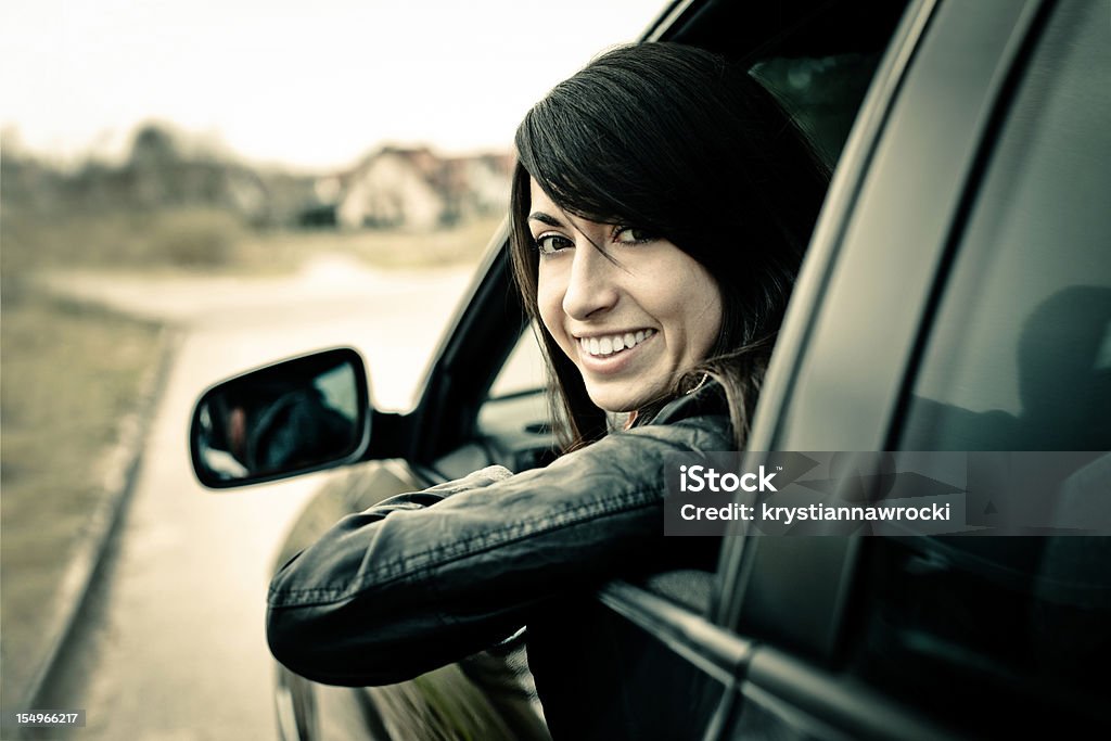 Молодая женщина, lean из окна автомобиля и выглядит спине - Стоковые фото Автомобиль роялти-фри