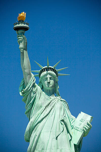 statue de la liberté à new york - statue liberty statue of liberty ellis island photos et images de collection