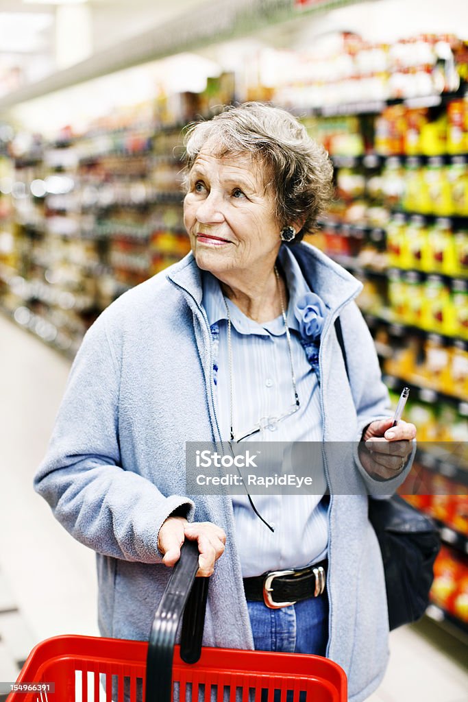 Mulher idosa em compras no supermercado visuais, confusão - Royalty-free Fazer Compras Foto de stock