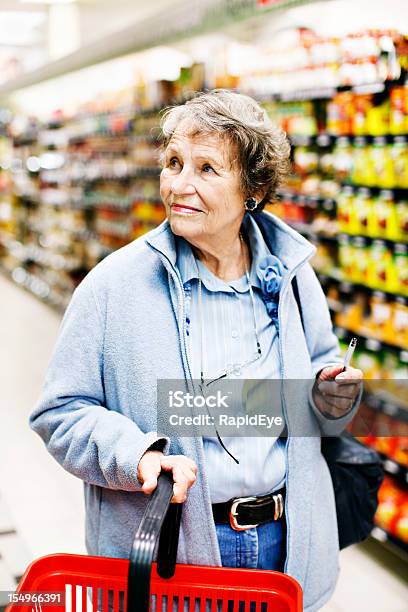 Пожилая Женщина Для Покупок В Супермаркет Смотрит Вокруг Помрачение Сознания — стоковые фотографии и другие картинки Ходьба по магазинам