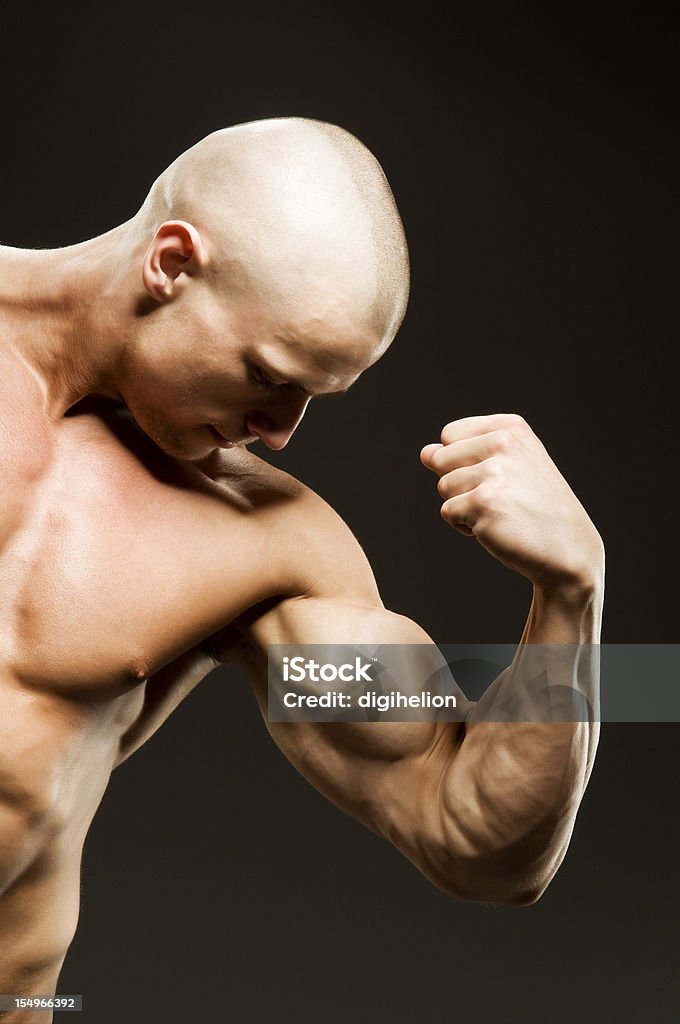 Cuerpo builder flexión biceps - Foto de stock de Abdomen libre de derechos