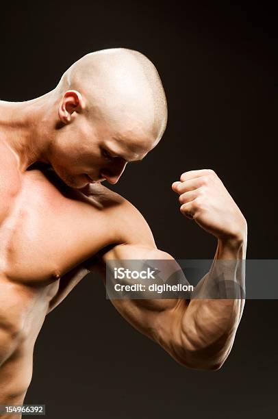 Cuerpo Builder Flexión Biceps Foto de stock y más banco de imágenes de Abdomen - Abdomen, Abdomen humano, Adulto