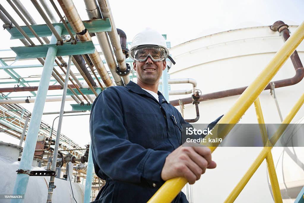 Maschio lavoratore in impianto industriale - Foto stock royalty-free di Scalinata