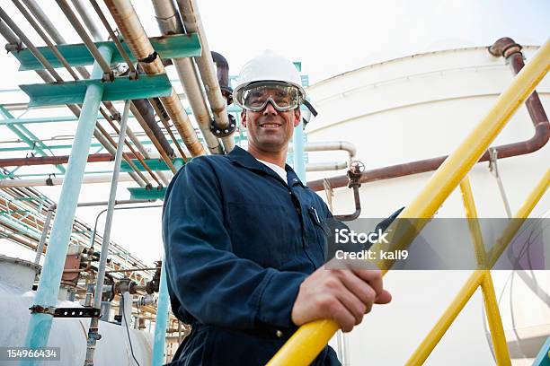 Maschio Lavoratore In Impianto Industriale - Fotografie stock e altre immagini di Scalinata - Scalinata, Parapetto - Barriera, Industria