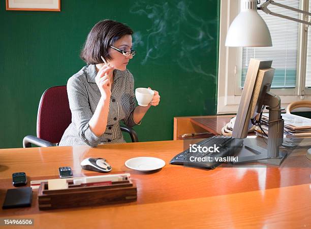 Mujer Fumar En El Lugar De Trabajo Foto de stock y más banco de imágenes de Fumar - Temas sociales - Fumar - Temas sociales, Oficina, Fumar - Actividad