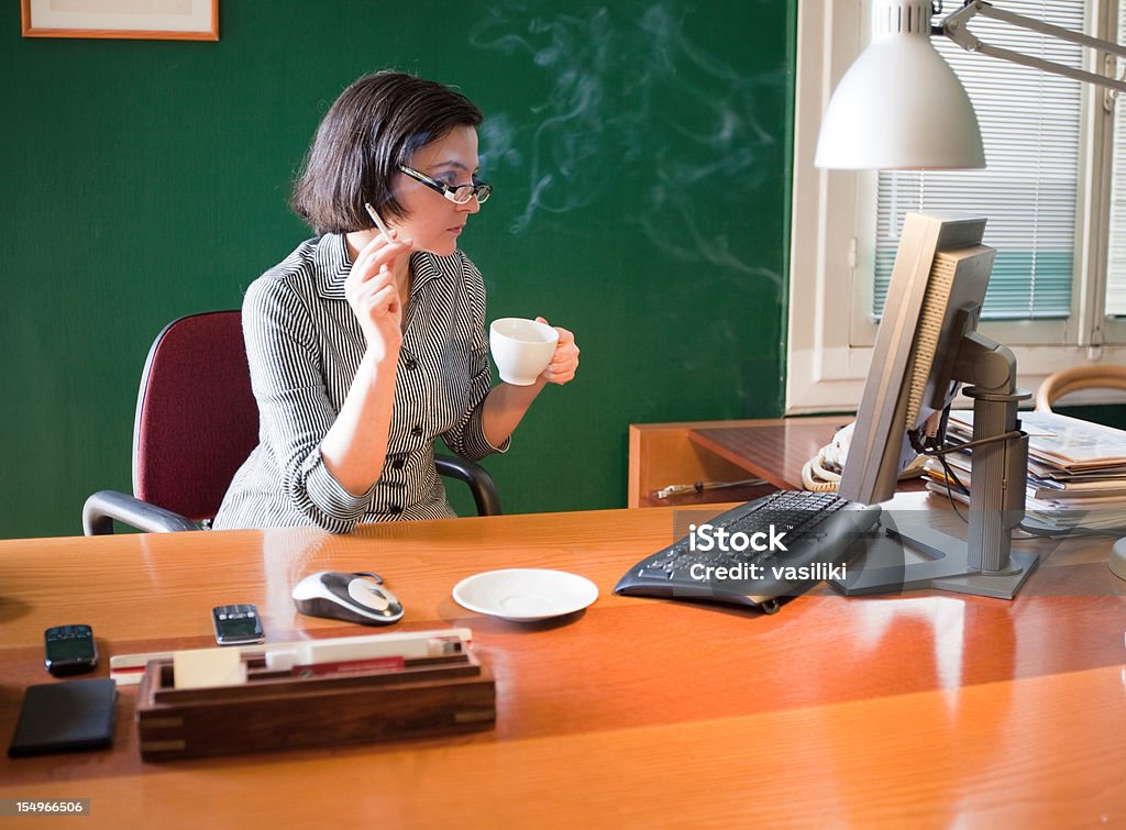 Donna di fumare sul posto di lavoro - Foto stock royalty-free di Fumo - Questioni sociali