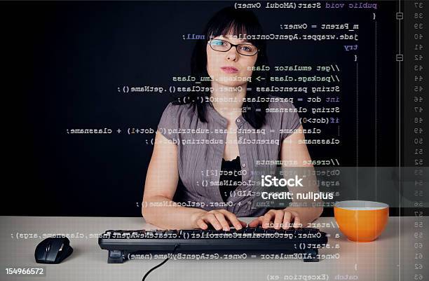 Junge Frau Schreiben Eine Javaprogramm Stockfoto und mehr Bilder von Java - Programmiersprache - Java - Programmiersprache, Programmierer, Arbeiten