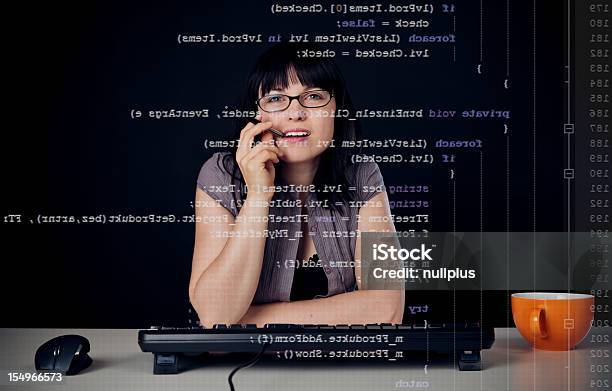 Молодая Женщина Писать C Программы — стоковые фотографии и другие картинки Компьютерный язык - Компьютерный язык, 20-29 лет, В помещении