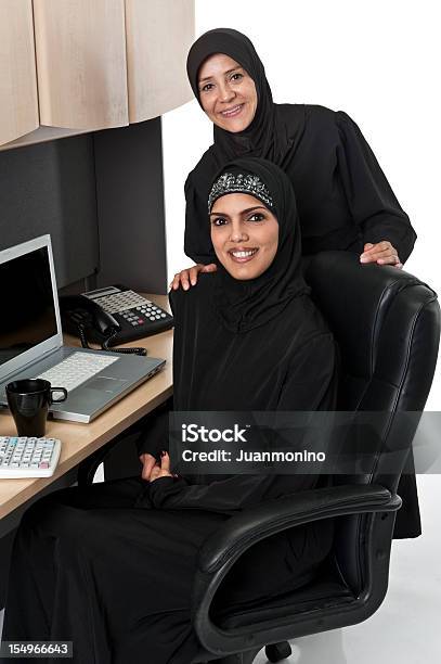 Foto de Parceiros De Negócios e mais fotos de stock de Arábia - Arábia, Duas pessoas, Escritório
