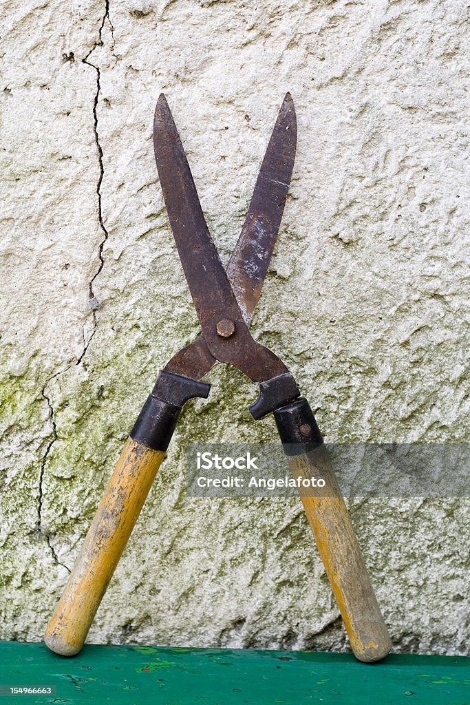 Garten Schere auf zerstört Land Wand Hintergrund - Lizenzfrei Gartenschere Stock-Foto