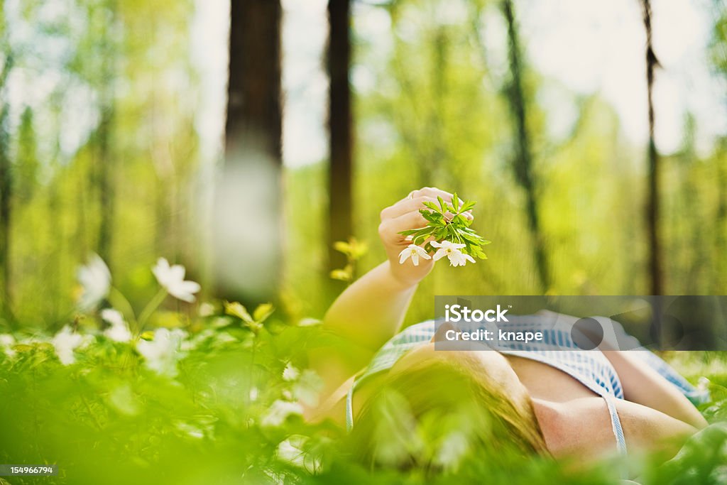 Mulher relaxante na natureza - Foto de stock de 25-30 Anos royalty-free