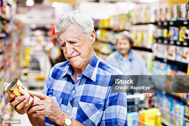 Соответствующих Старших Человек Чеки Могут Label В Супермаркет — стоковые фотографии и другие картинки Супермаркет