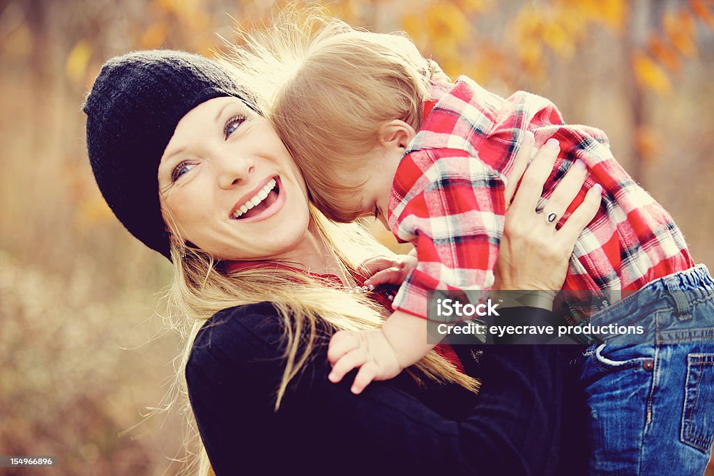 Молодой Американский семьи осень на открытом воздухе - Стоковые фото Брат и сестра роялти-фри