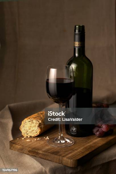 Vino Rosso Stillife - Fotografie stock e altre immagini di Baguette - Baguette, Bottiglia di vino, Composizione verticale