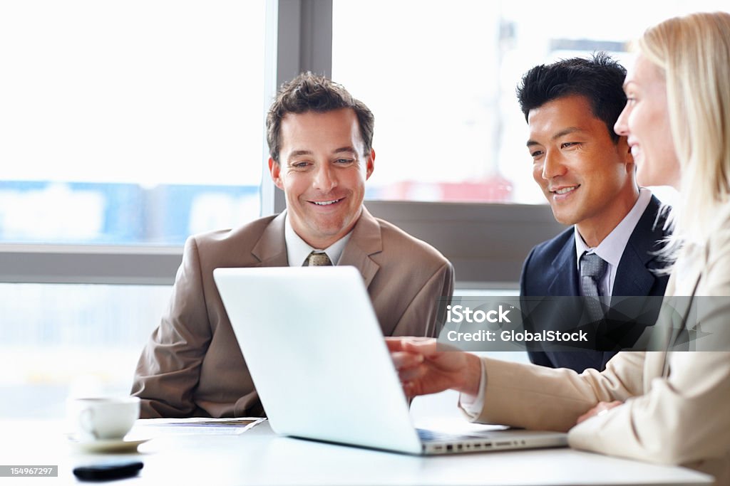 Glückliche Geschäftsleute arbeiten mit laptop - Lizenzfrei Asiatischer und Indischer Abstammung Stock-Foto