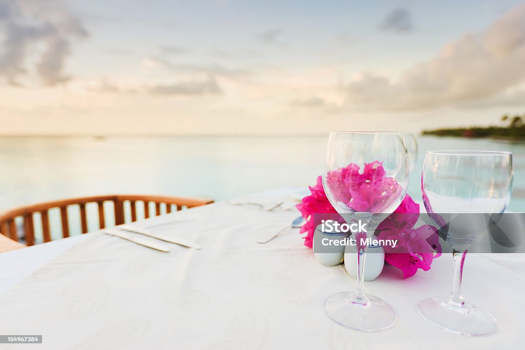 Mesa de jantar no Resort de praia de férias de luxo - Foto de stock de Mesa - Mobília royalty-free
