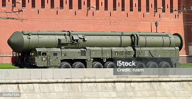 Rosyjski Jądrowej Rakiet Topolm W Pobliżu Kremla - zdjęcia stockowe i więcej obrazów Broń jądrowa - Broń jądrowa, Rosja, Pocisk - Broń