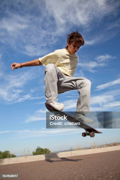 Foto de Skate e mais fotos de stock de Criança - Criança, Pular, Exterior