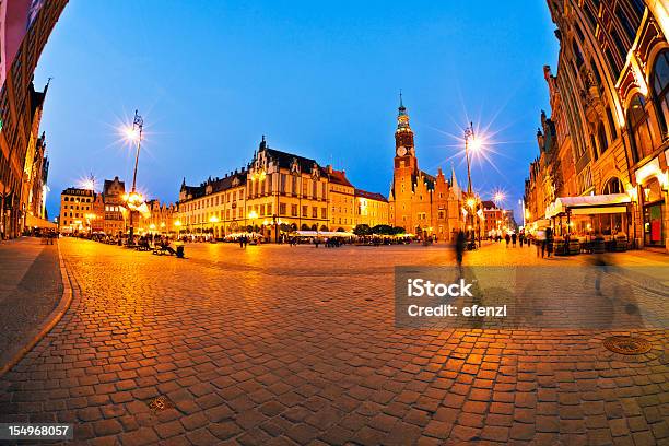 Praça Em Wroclaw - Fotografias de stock e mais imagens de Admirar a Vista - Admirar a Vista, Anoitecer, Ao Ar Livre
