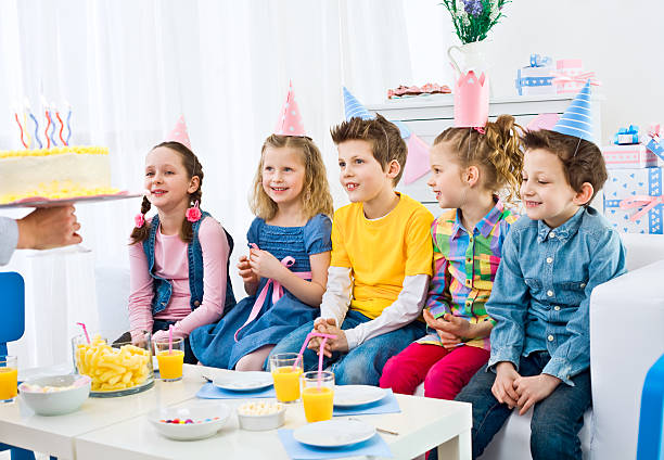 espera a un pastel de cumpleaños - birthday cake five people party fotografías e imágenes de stock