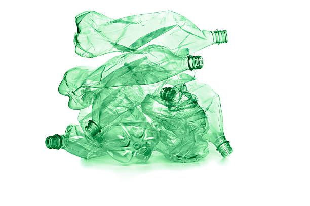 kunststoff-flaschen für das recycling - plastikmaterial stock-fotos und bilder