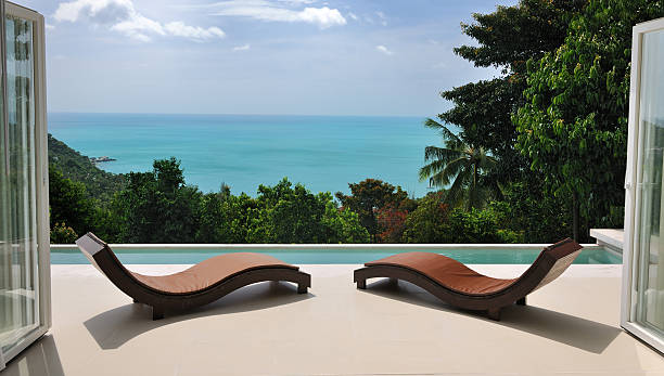 коричневый шезлонгами на частный бассейн виллы - hotel tourist resort luxury tropical climate стоковые фото и изображения