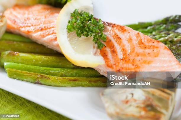 Salmón Asado Con Verduras Foto de stock y más banco de imágenes de Al horno - Al horno, Alcachofa, Alimento