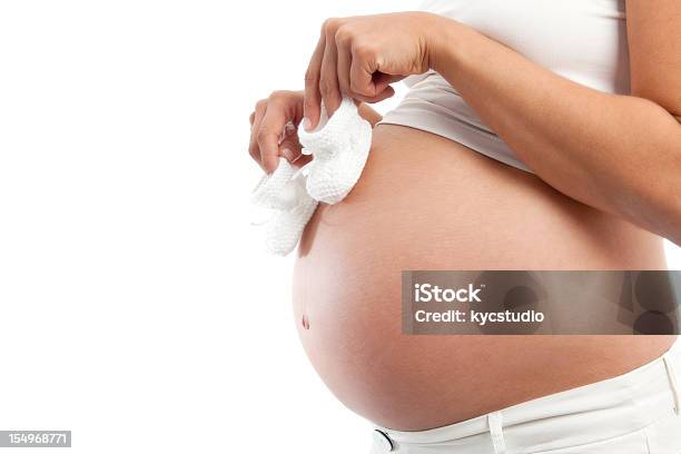 妊娠中の女性の体にベビーブーティ - 1人のストックフォトや画像を多数ご用意 - 1人, カットアウト, カラー画像