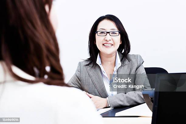 Colegas De Negocios Japonés Foto de stock y más banco de imágenes de Diálogo - Diálogo, 30-34 años, 40-44 años