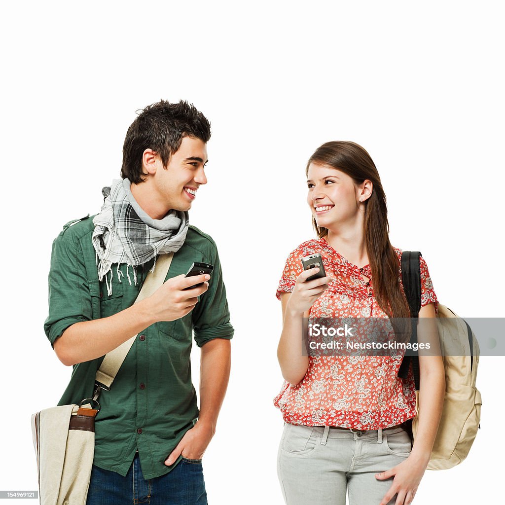 Deux jeunes étudiants avec les téléphones cellulaires-isolé - Photo de Hommes libre de droits