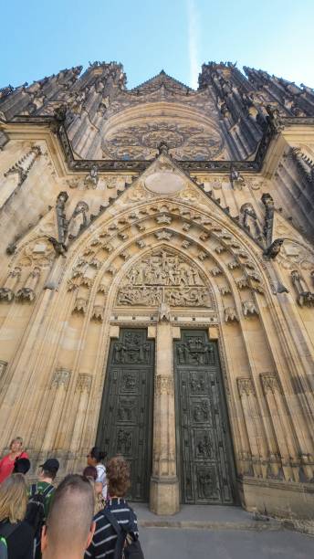 i turisti godono di una splendida vista della cattedrale di san vito in estate soleggiata, situata all'interno del castello di praga, nella città di praga, repubblica ceca. - hradcany castle prague czech republic spring foto e immagini stock