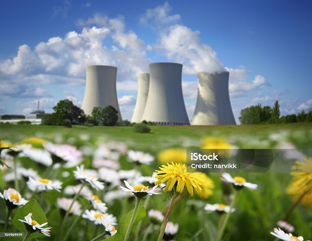 Central Nuclear y cornejo Meadow - Foto de stock de Central nuclear libre de derechos