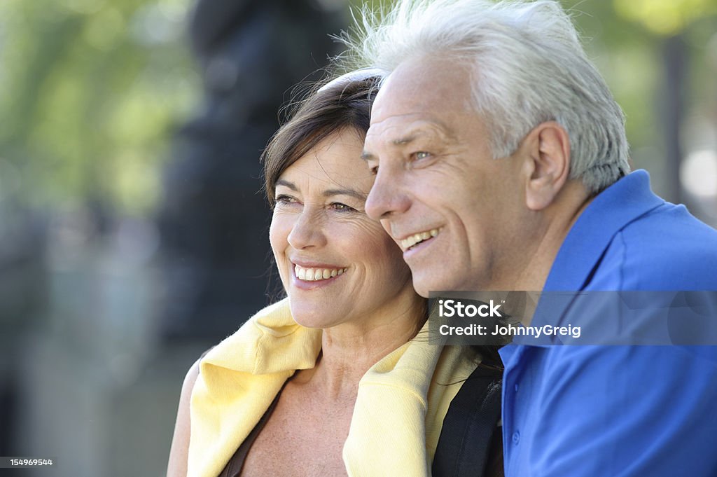 Matura felice caucasico Coppia all'aperto - Foto stock royalty-free di 50-54 anni