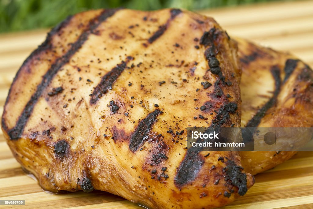 鶏胸肉のグリル - まな板のロイヤリティフリーストックフォト