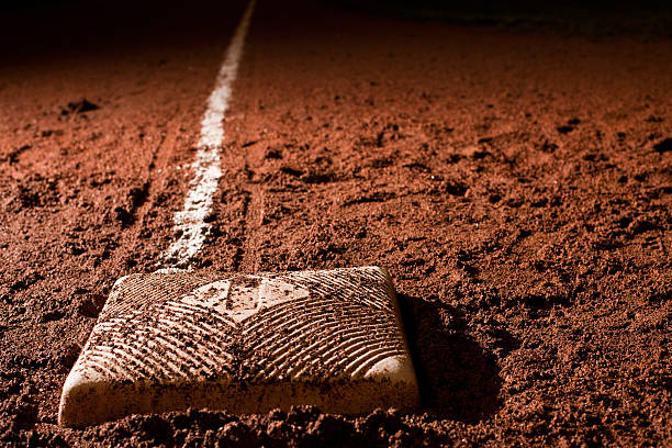 бейсбольное поле на ночь - baseball diamond flash стоковые фото и изображения