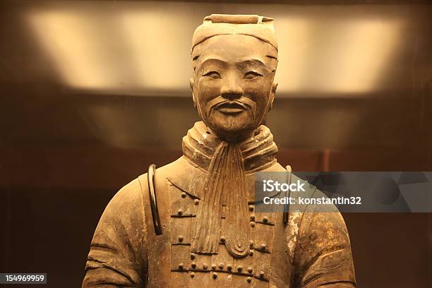 Tipo Dos Guerreiros Famosos Cerâmica De Terracota - Fotografias de stock e mais imagens de Guerreiros de terracota - Guerreiros de terracota, Estátua, Mausoléu do Primeiro Imperador Qin