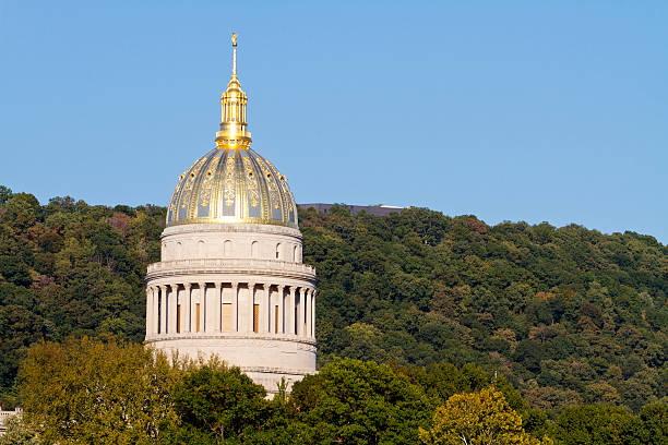 west virginia state capital cupola - column corinthian government building federal building foto e immagini stock